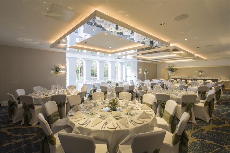 Tilecraft_UK's tweet photo. In need of a nice refurb right in time for wedding season? Be sure to get in touch with us at https://t.co/FbYFGd87lb. 👰 https://t.co/jNmAbQIk0v