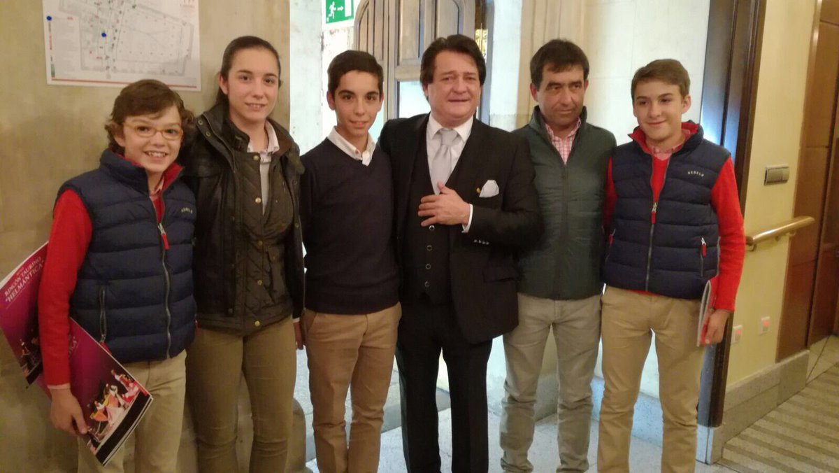 BEATRIZMATA3's tweet photo. Bonita entrevista a nuestros hijos de @RaqiZurdo  para la revista de la Federación de Peñas Helmantica presentada en el Casino de Salamanca. https://t.co/HUisNNUEuN