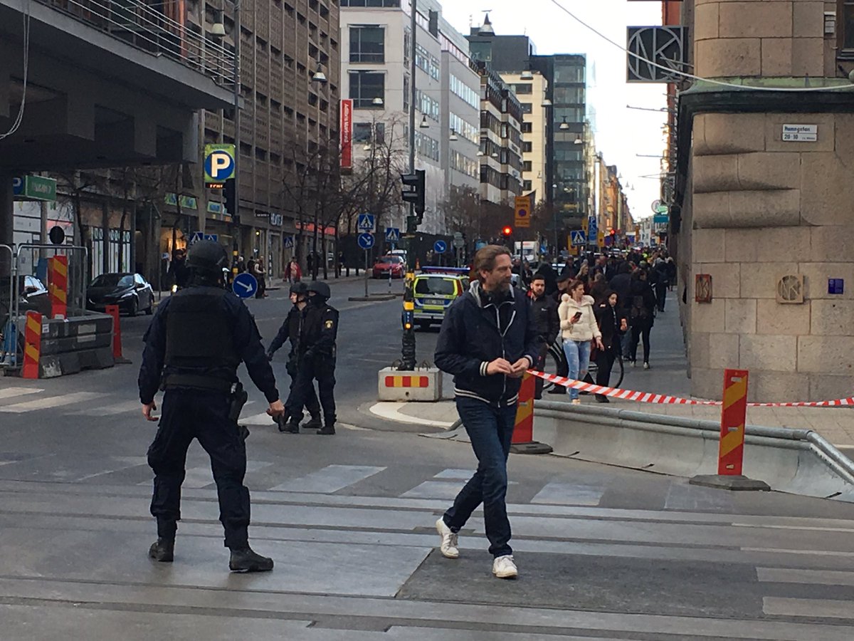 راه هاي منتهي به ايستگاه مركزي قطار، پس از حمله 'تروريستي' امروز در مركز استكهلم، مسدود شده است.