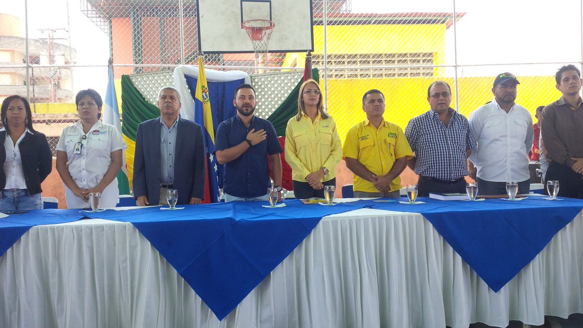JUANPCD's tweet photo. Acá estamos cumpliendo con nuestro deber, entregando cuentas a nuestro pueblo. #InformeDeGestion2016 https://t.co/6Zh4hmC2D6
