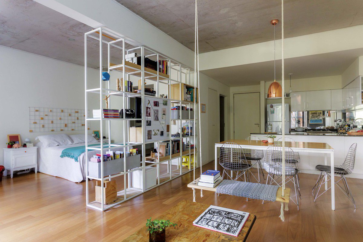 Gran protagonista de este depto: la estructura liviana de hierro que separa el espacio privado del social. Y la hamaca, claro 😉 #LivingAbril