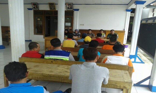 Kapolsek Bersinergi Dengan Muspika Warungpring Laksanakan Giat JUMNALMAS polsekwarungpring.com/kapolsek-bersi…