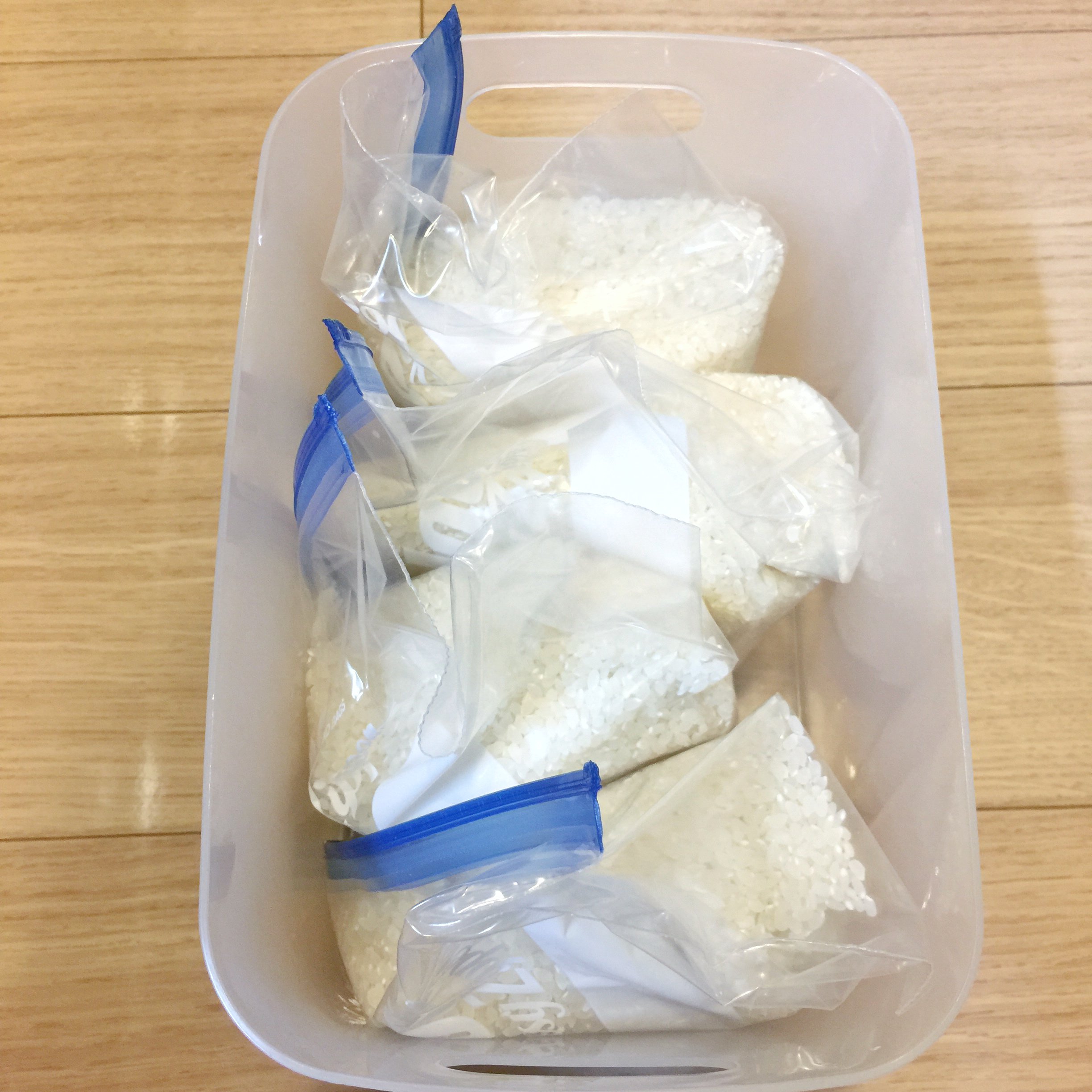 Gomarimomo Twitterissa お米の保存方法を変えました ジップロックに3合づつ小分けにし無印のメイクボックスに纏めて冷蔵庫の野菜室へ 半端分はマステで量を記入 我が家は毎回3合炊くので計らなくて済むのはすごく便利 米びつと防虫剤の 断捨離 ができました