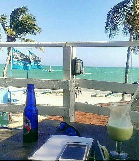De esta manera esperamos el almuerzo! Trabajando desde Playa el Yaque - Isla de Margarita🌴🏄 Like si te gustaría estar aquí ❤ Feliz Viernes!