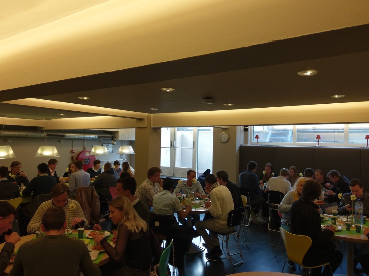 CDJA's tweet photo. We trappen het @CDJA #introweekend af met het gezamenlijke diner #partyenpolitics https://t.co/b08OybtiGc