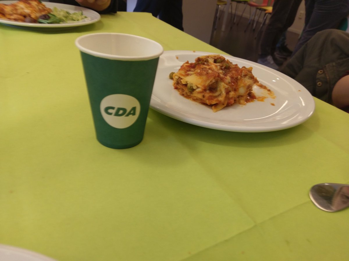 CDJA's tweet photo. We trappen het @CDJA #introweekend af met het gezamenlijke diner #partyenpolitics https://t.co/b08OybtiGc