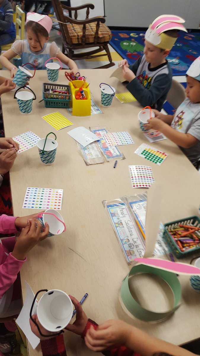 Sileramad21's tweet photo. "How-tos" in action #dyeeggs #makeabasket #duallanguage #GoPatMed @PMEagleES https://t.co/swpshHnKDE