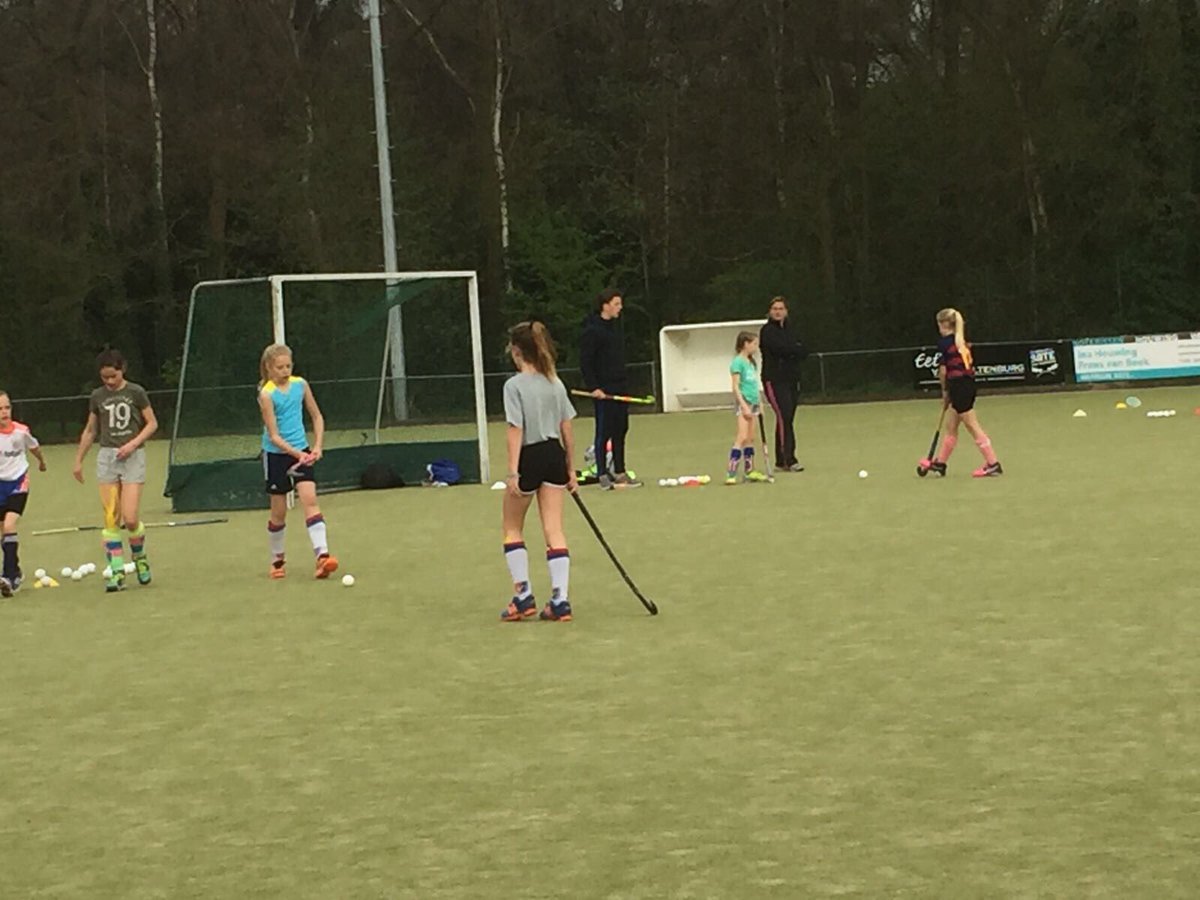 Vanette en Chiel zien dat <a href="/SCHCMD1/">SCHC MD1</a> klaar is voor de kraker THUIS vs Laren om 09.00 uur. #Opleiden #SCHCdatzijnwij