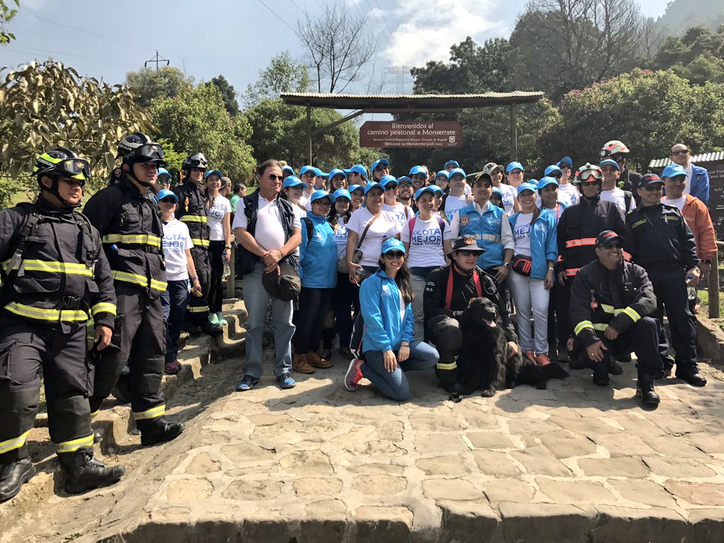 BomberosBogota's tweet photo. #AEstaHora @BomberosBogota en reconocimiento verificación de condiciones sendero Cerro #Monserrate previo a #SemanaSanta2017 #ProtegeLaVida https://t.co/PmlrMSP78u