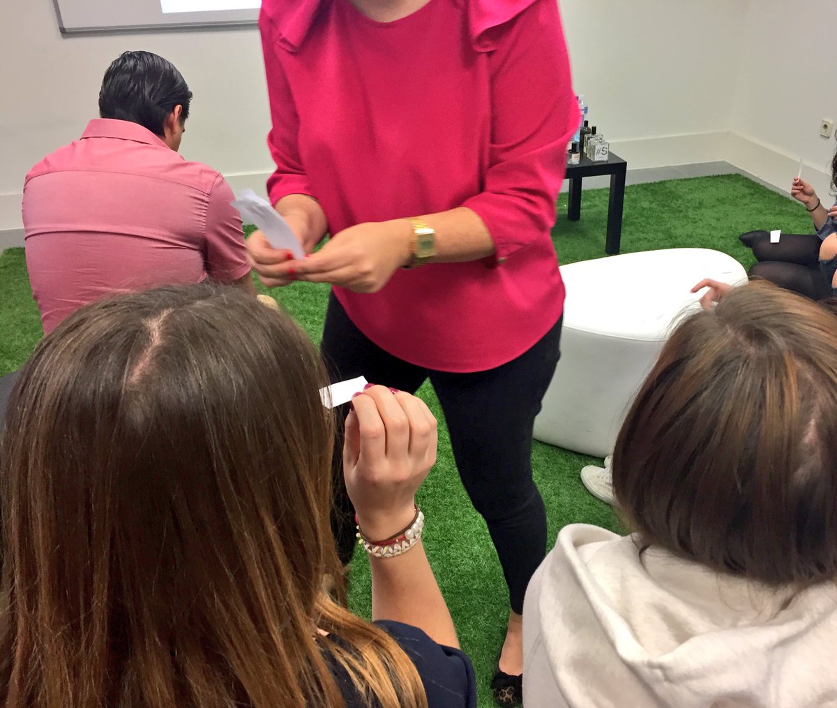 UCJCProtocolo's tweet photo. Madera, césped recién cortado, libro nuevo... Algunos de los olores más queridos, hoy descubrimos 15 nuevos 🌿🍒👏🏻 https://t.co/8dZKJBhU64