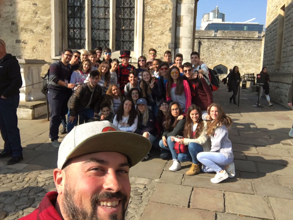 EduMDCPrat's tweet photo. I ens acomiadem de Londres a la #toweroflondon ! Ja de camí cap a casa. @escolamdcprat #mdclondon17 https://t.co/creu2hM69P