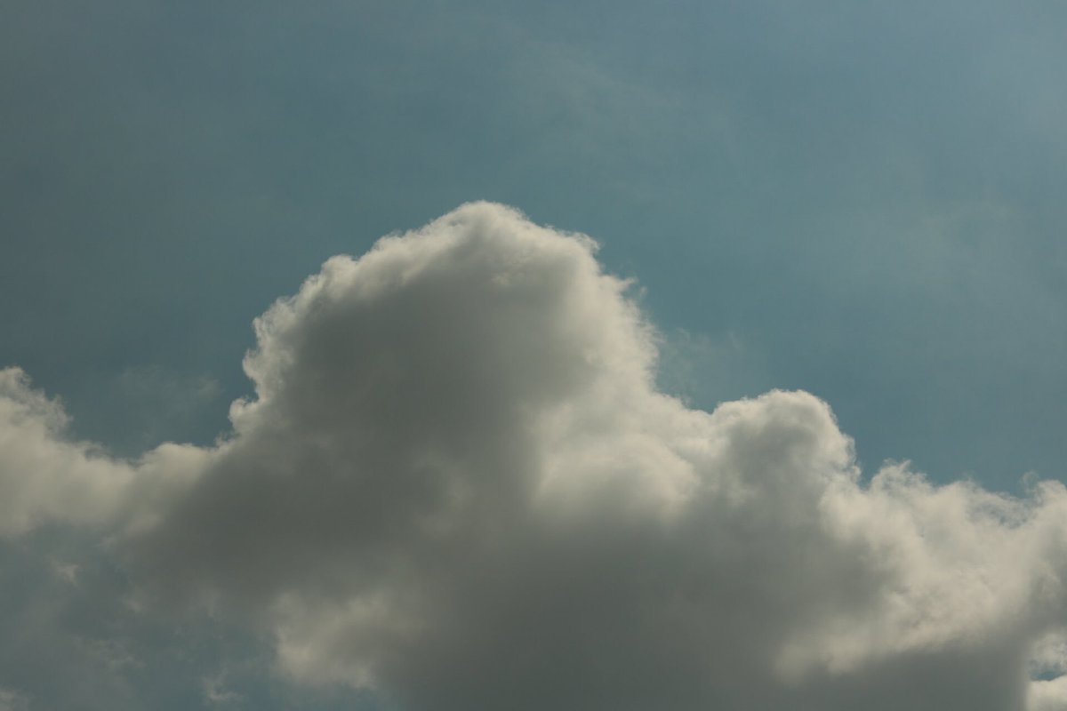 อยากเจอคนใจดีที่จะใช้ชีวิตโง่ๆไปด้วยกัน มองท้องฟ้าแล้วทายกันว่าก้อนเมฆเป็นรูปอะไร