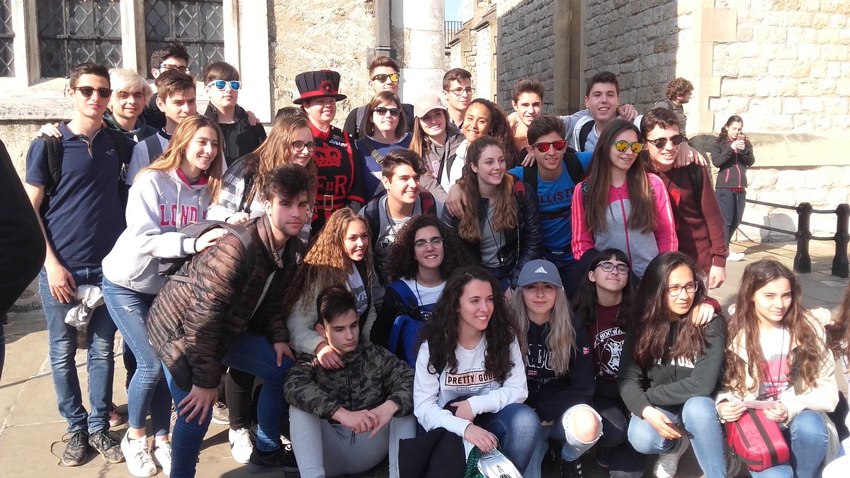 EduMDCPrat's tweet photo. I ens acomiadem de Londres a la #toweroflondon ! Ja de camí cap a casa. @escolamdcprat #mdclondon17 https://t.co/creu2hM69P