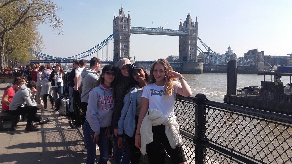 EduMDCPrat's tweet photo. I ens acomiadem de Londres a la #toweroflondon ! Ja de camí cap a casa. @escolamdcprat #mdclondon17 https://t.co/creu2hM69P