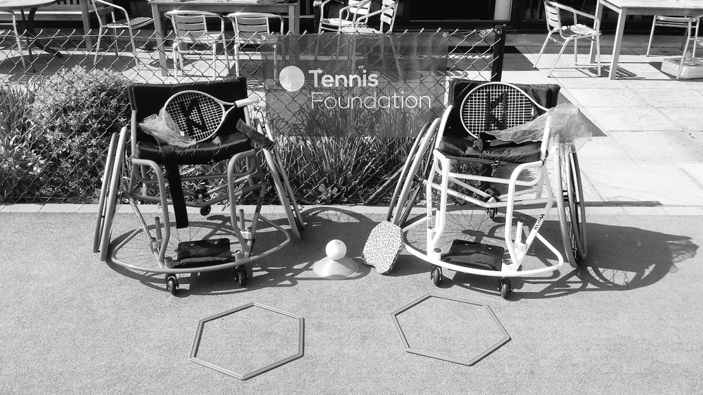 Club members trying wheelchair tennis <a href="/lansdownclub/">The Lansdown Tennis, Squash & Croquet Club, Bath</a> <a href="/tttennis1/">하이~</a>