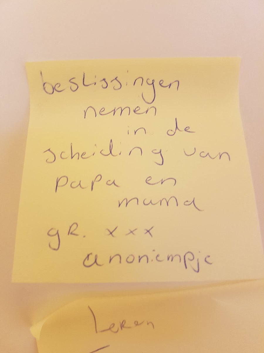 bartmuijsenberg's tweet photo. Bijzondere vragen op de deur in de gang. Geeltjes erbij en de bijzondere antwoorden komen vanzelf... #po #wegwijzer #teteringen https://t.co/Plv8m4p4Cc