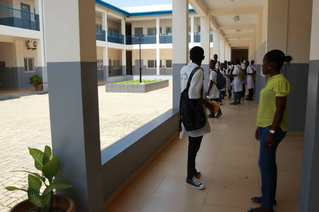RedeAngola_INFO's tweet photo. #Sinprof promete voltar a paralisar aulas ainda este mês - https://t.co/DsYlKYWZ5Z #RASociedade https://t.co/xAaGl0zZze