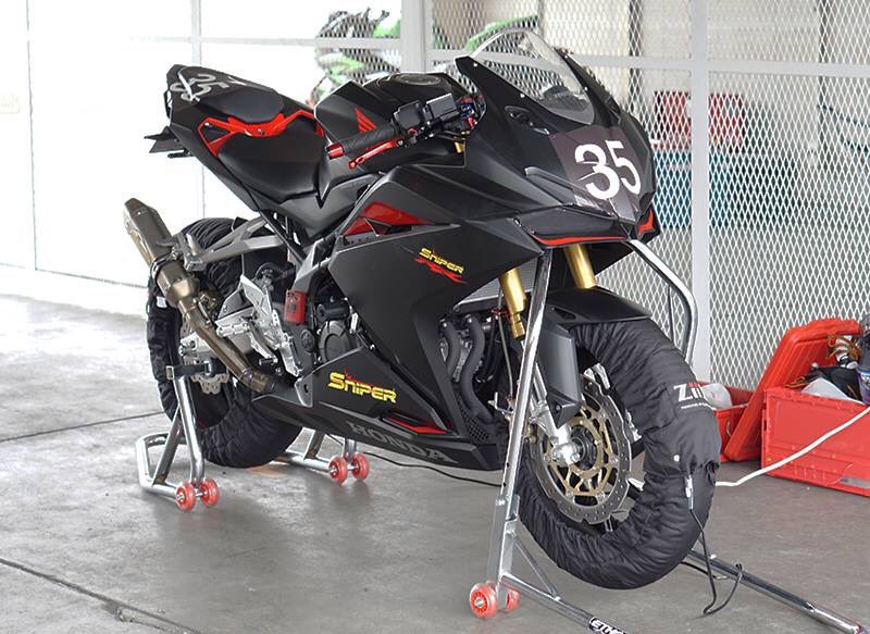Sniper En Twitter 水曜日はライダーさん達と岡山国際サーキットでテストでした タイヤ マフラーの変更程度でしたがノーマルとは思えない完成度でjp250の車両が絡んで来ます ポテンシャルの高さは確認できましたし 開発部品の確認もできました Cbr250rr Sniper En Twitter 水曜日はライダーさん達と岡山国際サーキットでテストでした タイヤ マフラーの変更程度でしたがノーマルとは思えない完成度でjp250の車両が絡んで来ます ポテンシャルの高さは確認できましたし 開発部品の確認もできました Cbr250rr