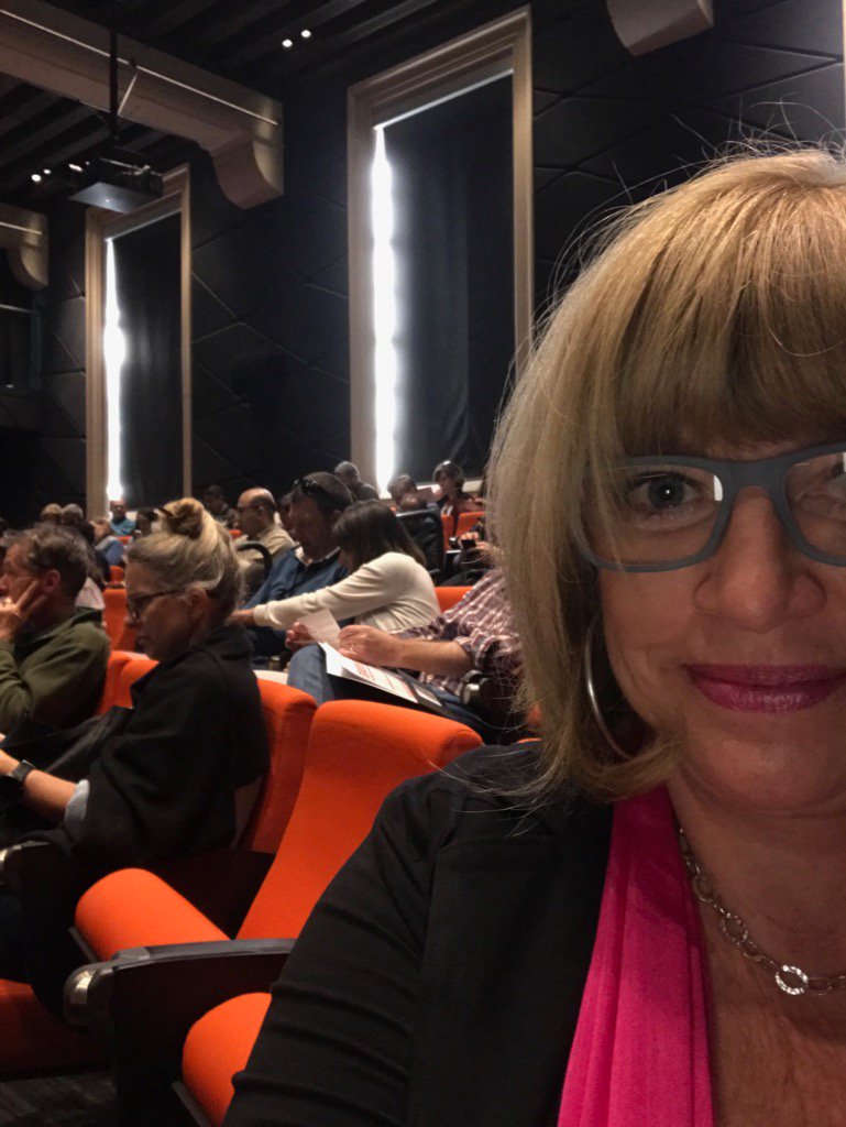 TheDeeView's tweet photo. In class on#OxyBound tour. Except instead of taking notes...I'm on FB and Twitter. #badstudent #notcollegematerial https://t.co/xvY6MTGfXz
