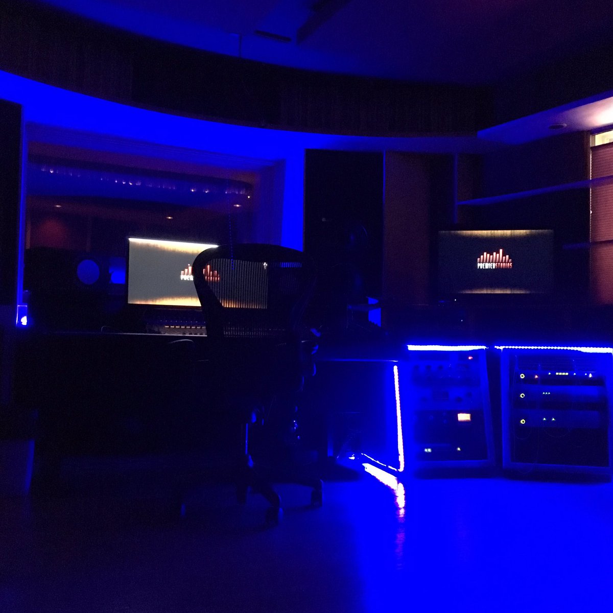 PremierStudioNY's tweet photo. The new vibe in #StudioE. 🔥 https://t.co/gVwlcGMMAc