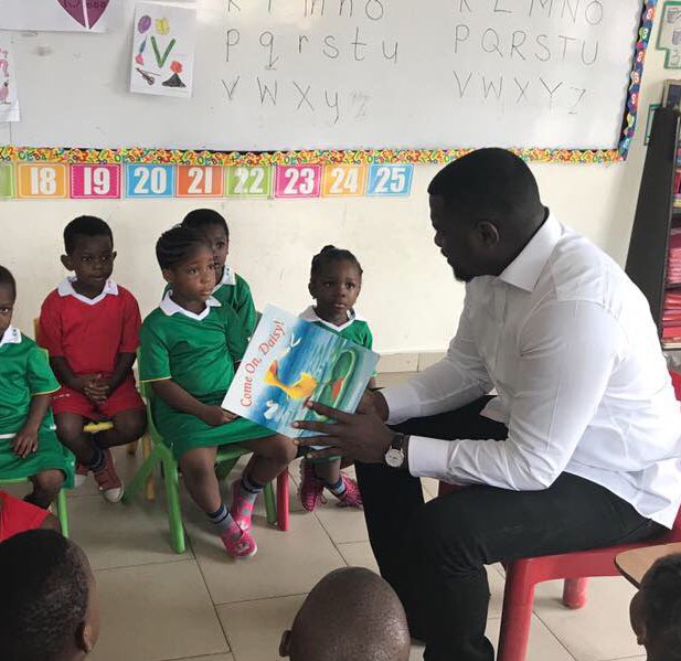 johndumelo's tweet photo. Spent my day reading to these amazing kids.....#melomoment #readingisbest https://t.co/puXFI38w8Y