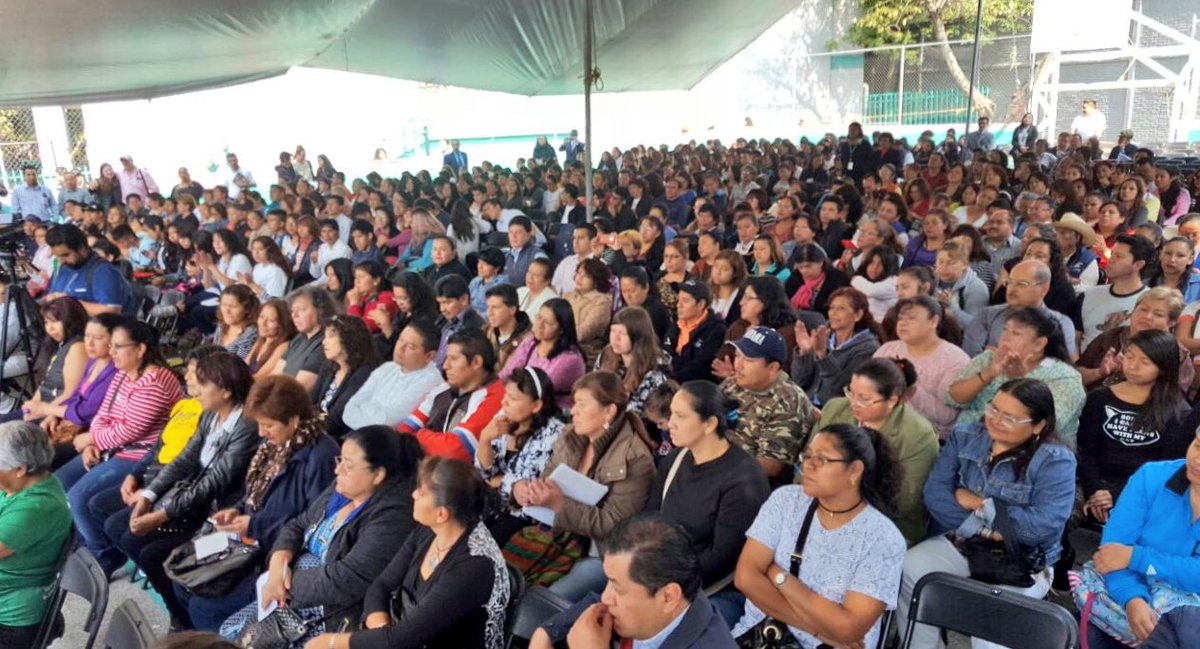 KarenQuirogaA's tweet photo. Saludé con gusto a padres de familia en #JornadaDePintura de #Colbach3. Su presencia es valiosa en la escuela de sus hijos. Gracias. https://t.co/KLnJKCo8ws