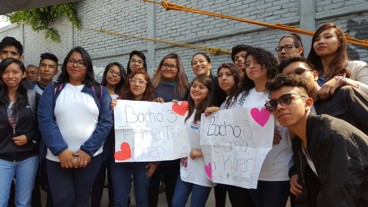 KarenQuirogaA's tweet photo. Saludé con gusto a padres de familia en #JornadaDePintura de #Colbach3. Su presencia es valiosa en la escuela de sus hijos. Gracias. https://t.co/KLnJKCo8ws