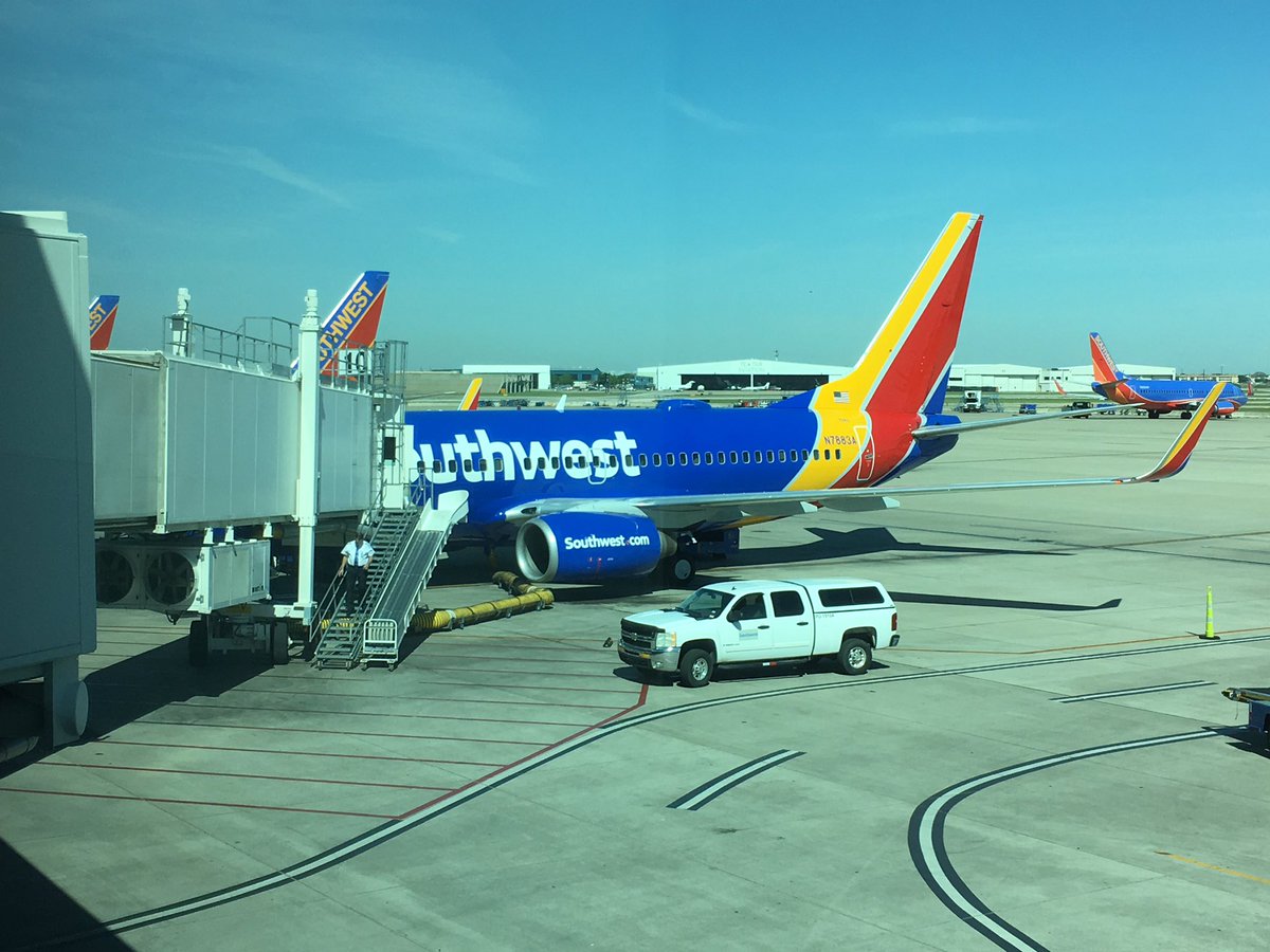 themileaddict's tweet photo. Final Southwest flight for my father-in-law #DennyKeller. Retiring after 35 years @SouthwestAir! Congratulations! #welcometoretirement https://t.co/HFxyNTRdye