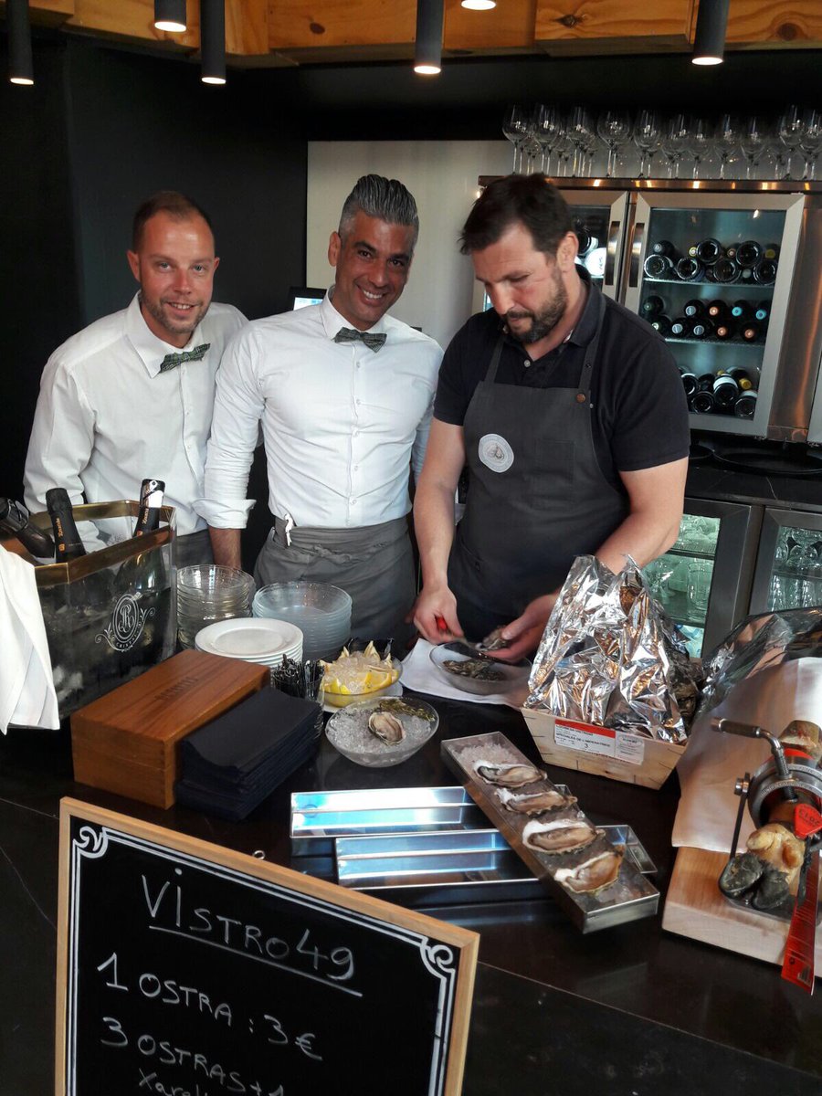 vistro49's tweet photo. Jerôme, abriendo las ostras para ntra degustación de hoy y mañana. 
 ✨✨Vino &amp; ostras.✨✨Oysters &amp; wine
📌Via Laietana, 49 https://t.co/QKCZ7k0Dk1