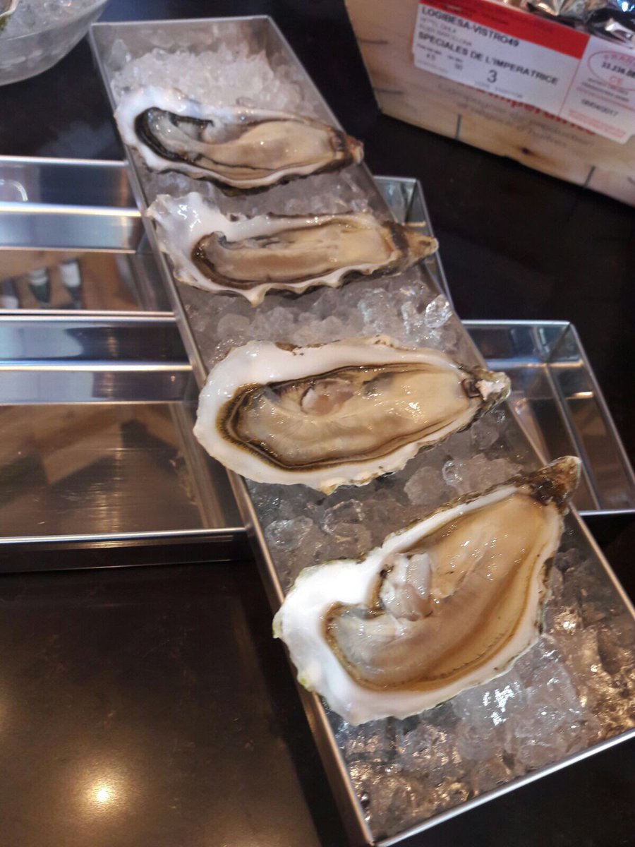 vistro49's tweet photo. Jerôme, abriendo las ostras para ntra degustación de hoy y mañana. 
 ✨✨Vino &amp; ostras.✨✨Oysters &amp; wine
📌Via Laietana, 49 https://t.co/QKCZ7k0Dk1