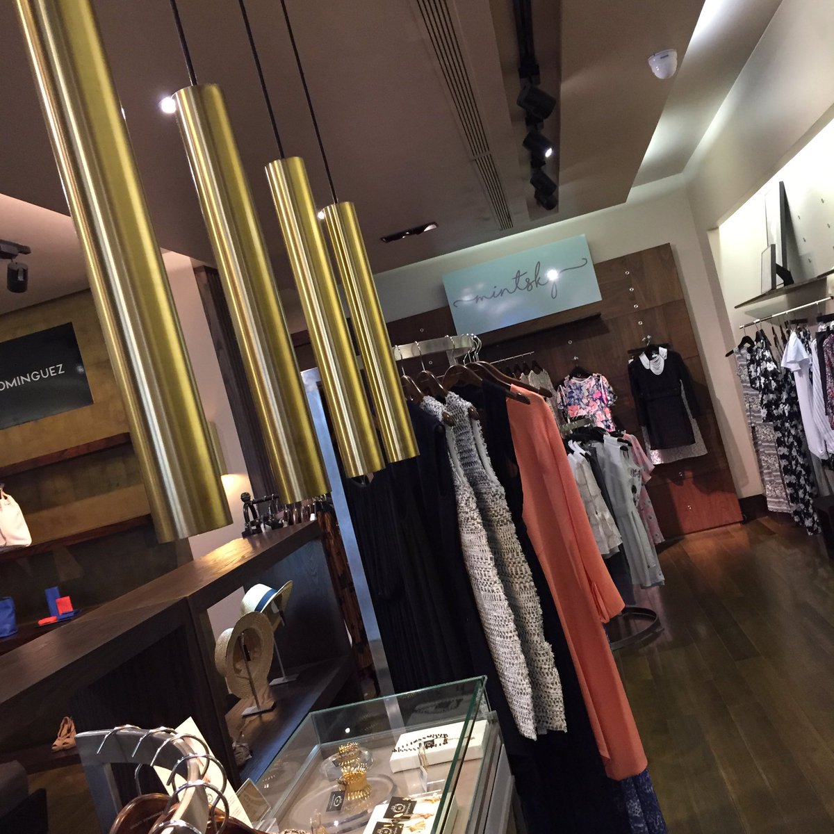 Sanmarinogye's tweet photo. Ahora en @clubmodaec podrás encontrar los diseños exclusivos de #AdolfoDomínguez y #MintSky. Primer piso junto a @FridaysEcuador. https://t.co/7AgQseMDO4
