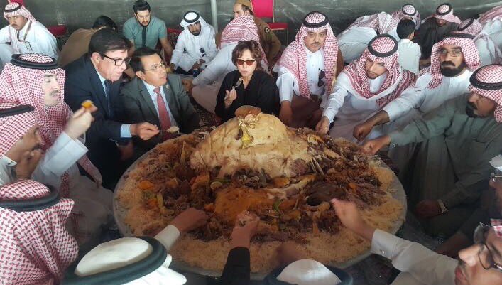 SaudiNews50's tweet photo. أهالي حائل يستقبلون سفير المكسيك وزوجته بالمفطح والتمر .
.
#السعودية #حائل
. https://t.co/ZgWtRZruzL