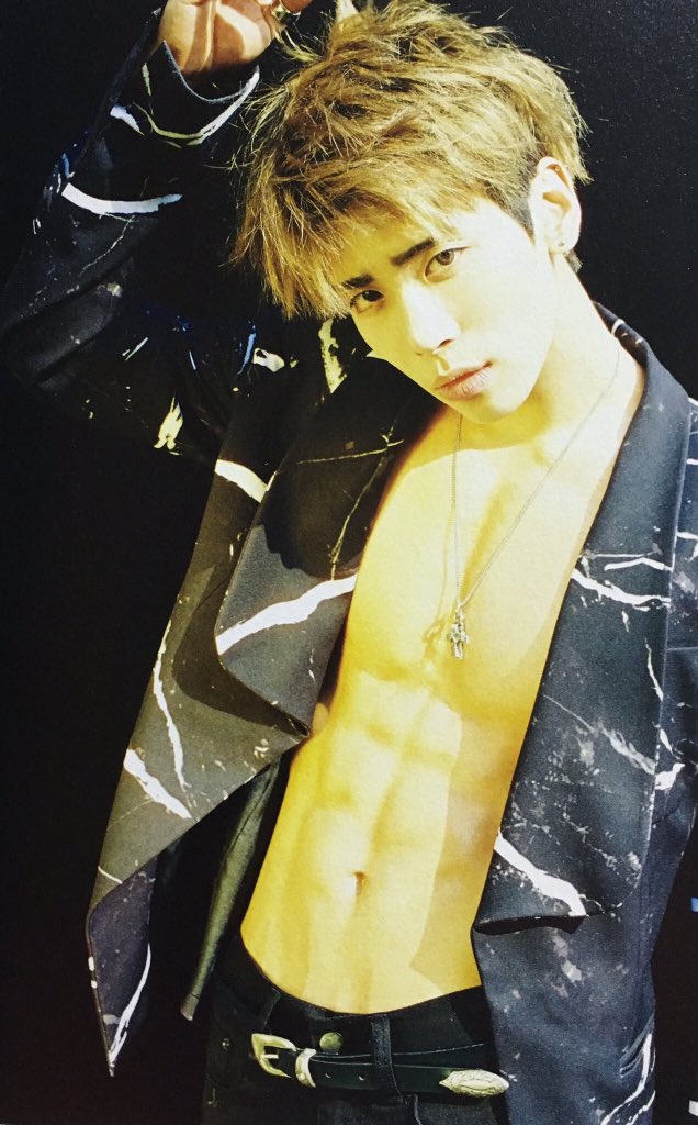 TaeKey_SHINee's tweet photo. Hoy estamos festejando a nuestro Jonghyun #happyjonghyunday https://t.co/zfJmn7ZAJV