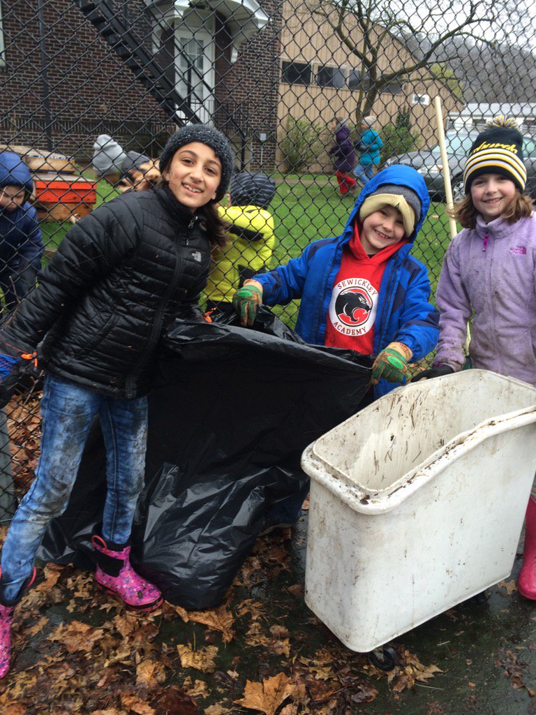jerilynscott's tweet photo. Grade 4 getting down and dirty! #SAserves17 https://t.co/IeQRbUrzBC