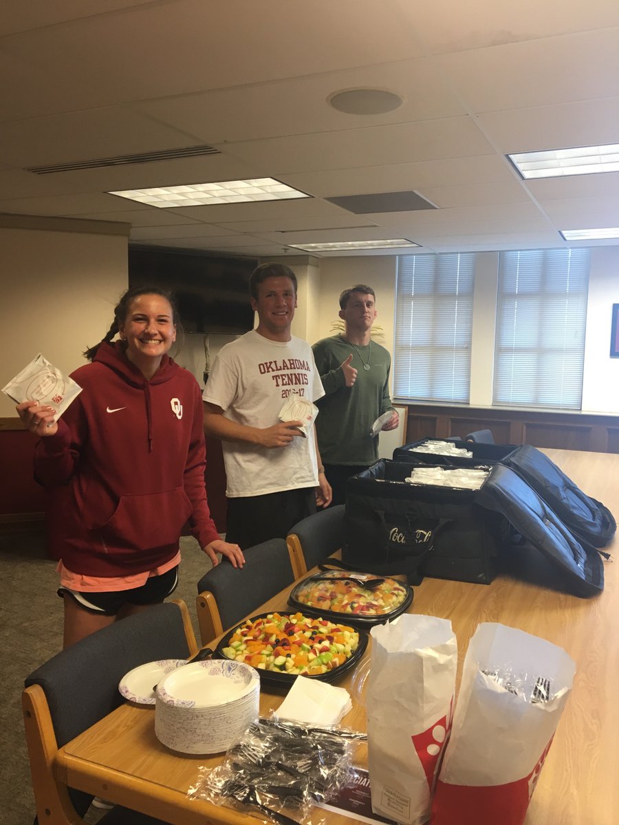 Lil <a href="/ChickfilA/">Chick-fil-A, Inc.</a> to wrap up a great #StudentAthleteAppreciationWeek 🙌 We ❤ our chicken sammiches and we ❤ our student-athletes! #boomer