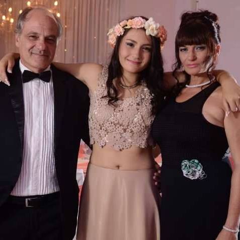 EspacioAzalia's tweet photo. #Recuerdos de @EspacioAzalia | El #Quince de Ro Pellecchia. En las fotos junto a sus papás Daniel Pellecchia &amp; Olguys salandria https://t.co/i67F7FohvN