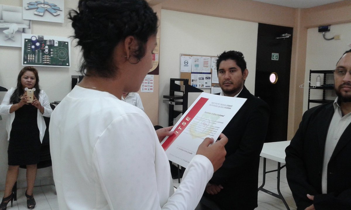jcriveratapia's tweet photo. Acto Protocolario de Recepción Profesional de la Ing Guadalupe Castan. Muchas Felicidades #SoyISC https://t.co/d1KEUtnfvw
