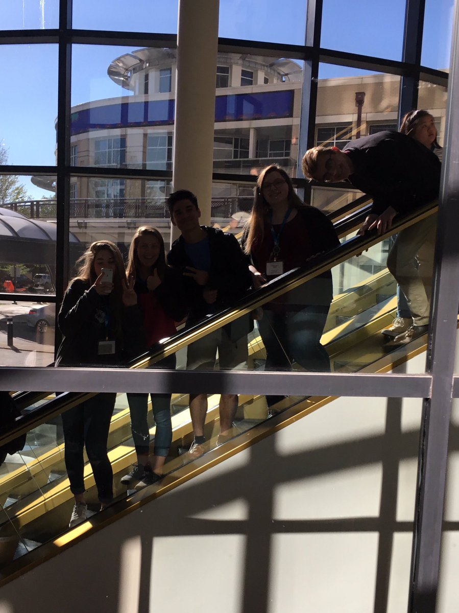 lntsachapter's tweet photo. escalator selfie pt.2 https://t.co/v7D9ZGNA1D