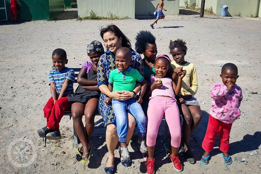 ang plastik mo tlaga Leni! magta travel ka pa ng Africa para makapag pa picture sa mga batang Africans, meron nman tayong mga batang Aeta!