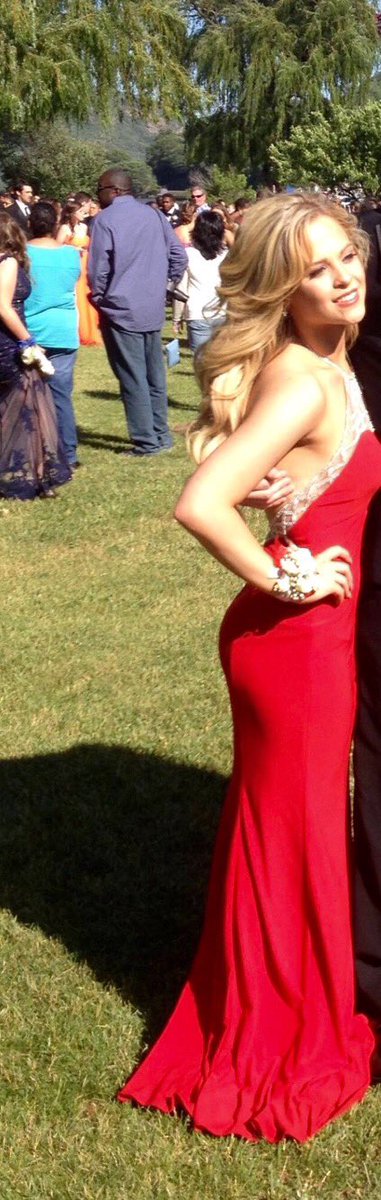 EMmilyGallo's tweet photo. Someone PLEASEE buy my gorgeous prom dress !!😩😍💃 https://t.co/MK0aSPVz1o