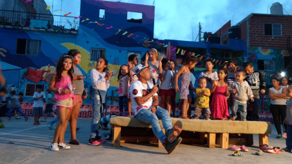 WBRITEZ's tweet photo. #JaviMusic artista popular d la Villa21-24 en la Inauguración del Mural mas grande del barrio @BAInclusion @herediacris_Pg @LupeTagliaferri https://t.co/VzniBBa2uo