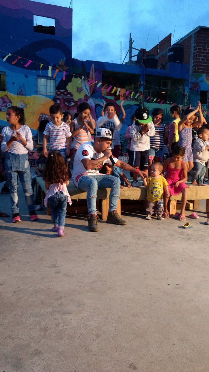 WBRITEZ's tweet photo. #JaviMusic artista popular d la Villa21-24 en la Inauguración del Mural mas grande del barrio @BAInclusion @herediacris_Pg @LupeTagliaferri https://t.co/VzniBBa2uo