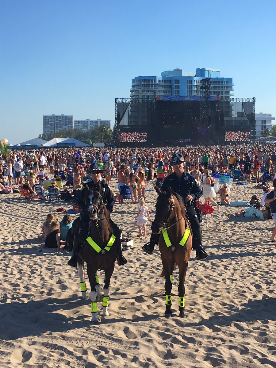 ftlauderdalepd's tweet photo. #FLPD Great Music & Sand in Your Hooves=PerfectDay for Sheba&Eli #MountedLife @FTLCityNews #TortugaFest @flpdrecruit https://t.co/JPtXGcaEz6