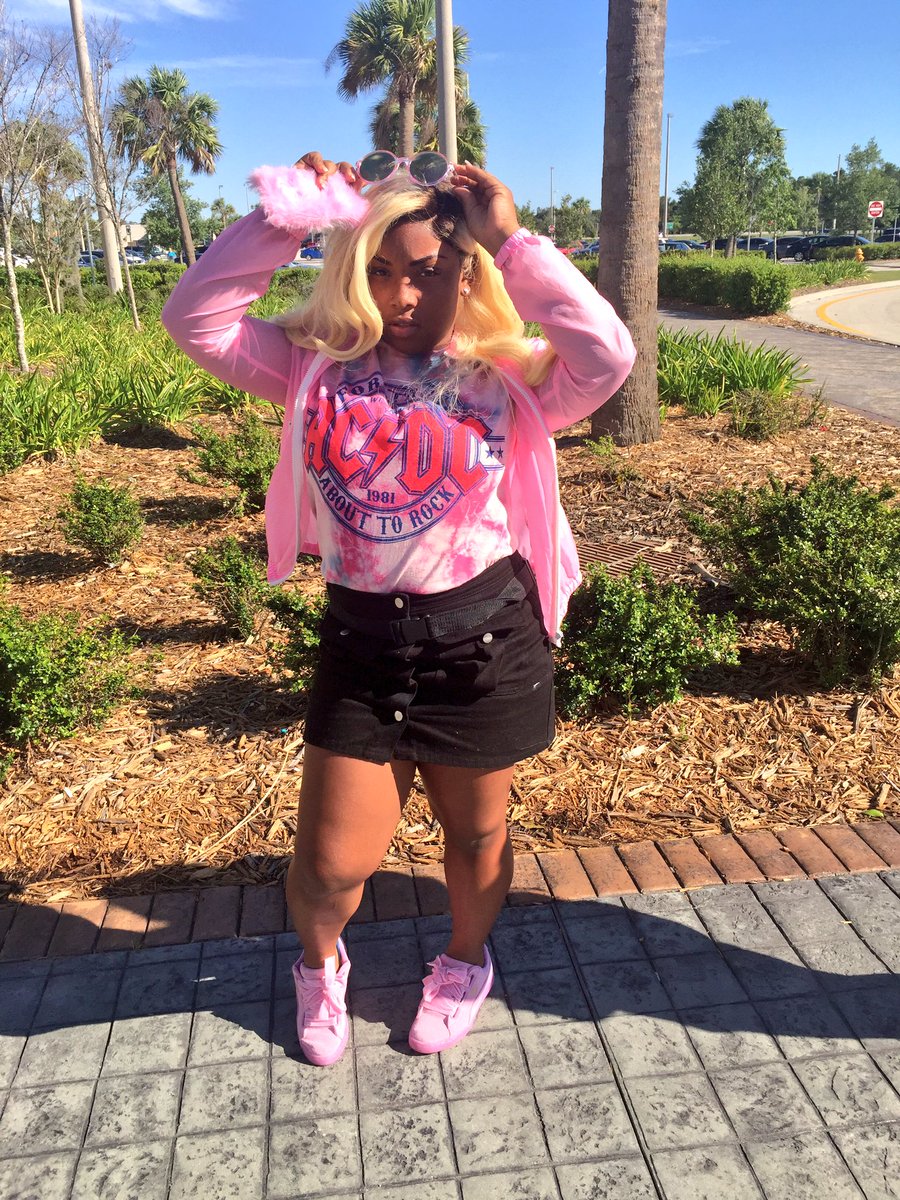 _kvngkeeci's tweet photo. So far ahead👸🏽these bums is lagging🤢..#itsbarbieBitch😘
#APGradbash2k17 https://t.co/2cqttESBTf
