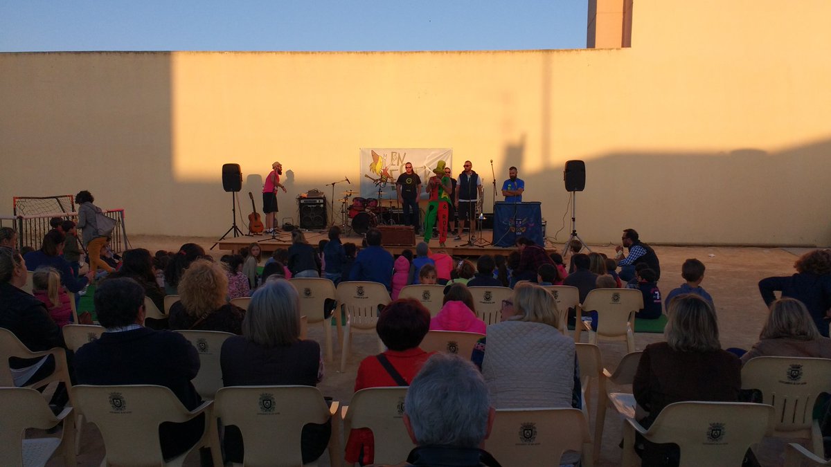 josei_penalver's tweet photo. Ambientazo en la fundación @rafapuede_org esta tarde, con @EnEsperaRock  fantástica actividad musical para toda la familia!!! Felicidades! https://t.co/b2gLSvgeCB