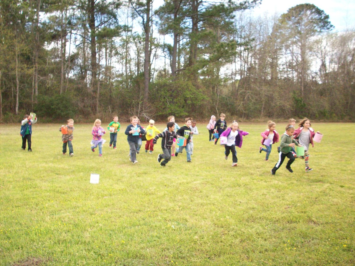 SandridgeEl's tweet photo. The Easter Bunny left something for our kindergartners https://t.co/ennUclrcfx
