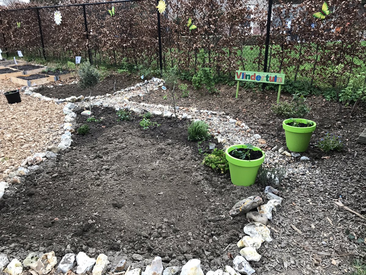mrcwntrs's tweet photo. Nog even een uurtje in de Droomgaard gewerkt. Weer een stukje schooltuin klaar. Binnenkort gaan we zaaien en planten. #droomgaard #treebeek https://t.co/EpG8qPdcdF