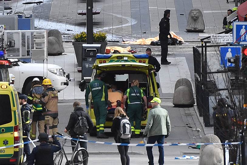 Muslim terrorist hijacks truck, kills people in Drottninggata Sweden