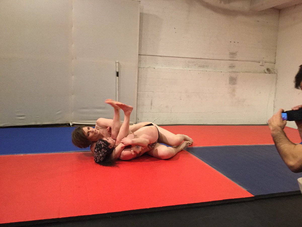 vevelane's tweet photo. Pins!!!! @MsMrcy vs @AraliaDM #femalewrestling #sizedomination https://t.co/pl2LVJIK9v