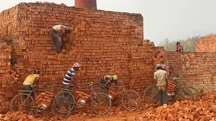 MichiganRoss's tweet photo. Getting rid of slave labor in Nepal's brick industry: Ross MBAs are making it happen. https://t.co/7n9ijjJbUW https://t.co/VbkwVKC2yR